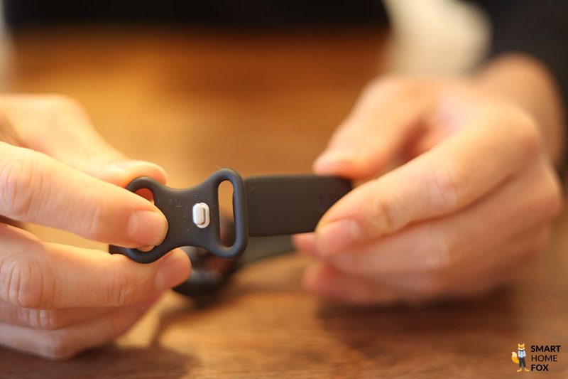 Man sieht das Armband der Google Pixel Watch.